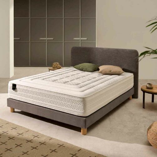 Matelas confort équilibré. Gamme First en mousse Haute Densité 25kg/m3. Mousse VISCOPlume de 3cm sur le dessus. Hauteur 28cm.